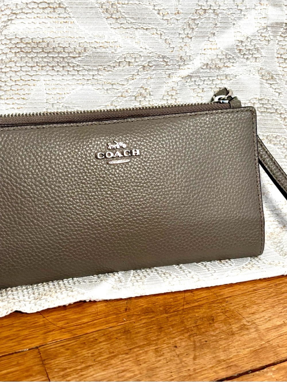 COACH F73156 Pebbled Leather Wristlet Clutch in Grey